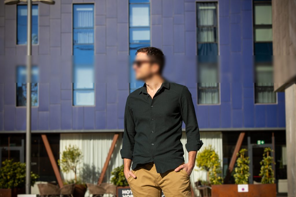 Como mejorar mis fotos para ligar más en tinder con la ayuda de un fotógrafo profesional en Barcelona.